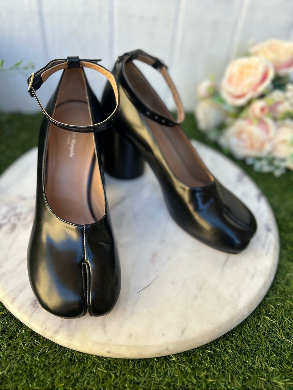 MAISON MARGIELA TABI PUMPS IN BLACK
$1,190 women 38.5 US 8.5 gently used - Picture 10 of 17